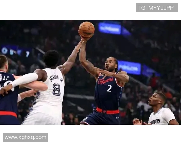 杰克逊在CBA赛场展现长传绝技助力球队逆转胜利的精彩瞬间